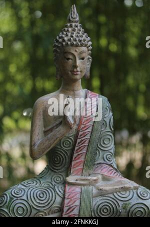 Buddha-Statue im Freien im Garten mit unscharfem Hintergrund Stockfoto