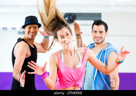 Gruppe von Männern und Frauen tanzen Zumba Fitness Choreographie in Tanzschule Stockfoto