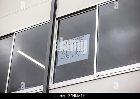 Tokio, Japan. Mai 2021. Die Jury vergibt Punkte an Miharu Ozawa nach ihrer ersten Hitzefahrt beim Ready Steady Tokyo BMX Freestyle Event im Ariake Urban Sport Park. Kredit: SOPA Images Limited/Alamy Live Nachrichten Stockfoto