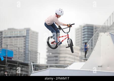 Tokio, Japan. Mai 2021. Mio Yoshida in Aktion während ihrer zweiten Heat Ride beim Ready Steady Tokyo BMX Freestyle Test Event im Ariake Urban Sports Park. Kredit: SOPA Images Limited/Alamy Live Nachrichten Stockfoto