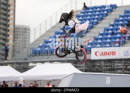 Tokio, Japan. Mai 2021. Rena Shirai in Aktion während ihrer ersten Heat Ride beim Ready Steady Tokyo BMX Freestyle Test Event im Ariake Urban Sports Park. Kredit: SOPA Images Limited/Alamy Live Nachrichten Stockfoto