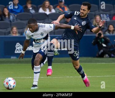 Kansas City, Kansas, USA. Mai 2021. Der sportliche KC-Verteidiger Luis Martins #36 (r) trifft in der ersten Spielhälfte gegen den Mittelfeldspieler Cristian Dajome #11 (l) von Vancouver Whitecaps eine defensive Tackle. Kredit: Serena S.Y. Hsu/ZUMA Wire/Alamy Live News Stockfoto