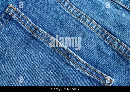 Blaue Jeans aus nächster Nähe. Hellblaue Dickstoff für Hosen. Stockfoto