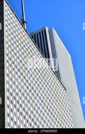 Chicago, Illinois, USA. Zwei Wahrzeichen der Stadt, die an der Nordgrenze des Millennium Parks kontrastierende Stile moderner Architektur bieten. Stockfoto