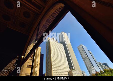 Chicago, Illinois, USA. Ein Teil der Skyline von Chicago, der an den Millennium Park angrenzt und von einem Fenster im Chicago Cultural Center aus zu sehen ist. Stockfoto