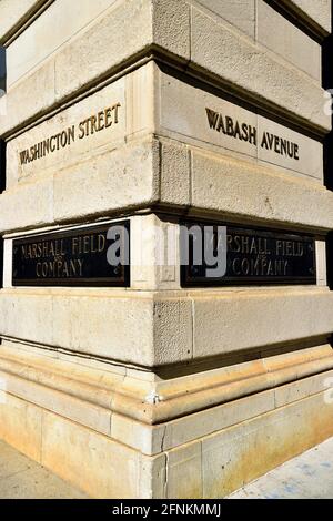 Chicago, Illinois, USA. Wahrzeichen-Gedenktafeln an einer der vier Ecken des Marshall Field and Company Building in Chicago. Schleife. Stockfoto