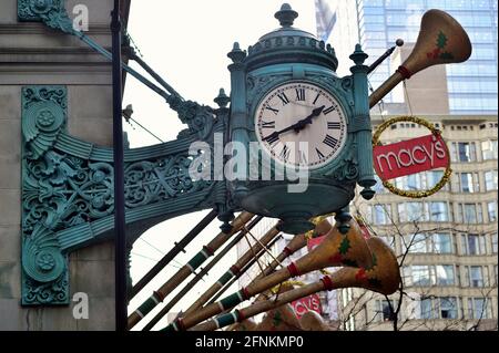 Chicago, Illinois, USA. Macy's auf der State Street in Chicago ist zu Weihnachten dekoriert. Stockfoto