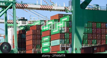 Tacoma, WA, USA - 16. Mai 2021 - Containerschiff Ever Lucky lädt im Hafen von Tacoma zur Vorbereitung auf die Abfahrt nach Kaohsiung, Taiwan Stockfoto