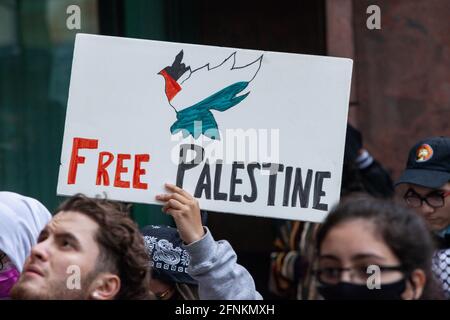 Dayton, Usa. Mai 2021. Pro-palästinensischer Demonstranten hält ein Freies Palästina-Zeichen. Demonstranten treffen sich auf dem Courthouse Square in Dayton, Ohio, um sich zu versammeln und gegen den israelischen Luftangriff auf Gaza und die Besetzung Palästinas zu marschieren. Nach Angaben des von der Hamas geführten Gesundheitsministeriums beträgt die Gesamtzahl der Todesopfer rund 200, darunter 59 Kinder und 35 Frauen, wobei mindestens 1,305 verletzt wurden. (Foto von Stephen Zenner/SOPA Images/Sipa USA) Quelle: SIPA USA/Alamy Live News Stockfoto