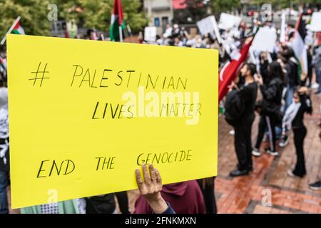 Dayton, Usa. Mai 2021. Sign setzt sich für ein Ende der Tötung von Palästinensern durch Israelis ein. Demonstranten treffen sich auf dem Courthouse Square in Dayton, Ohio, um sich zu versammeln und gegen den israelischen Luftangriff auf Gaza und die Besetzung Palästinas zu marschieren. Nach Angaben des von der Hamas geführten Gesundheitsministeriums beträgt die Gesamtzahl der Todesopfer rund 200, darunter 59 Kinder und 35 Frauen, wobei mindestens 1,305 verletzt wurden. (Foto von Stephen Zenner/SOPA Images/Sipa USA) Quelle: SIPA USA/Alamy Live News Stockfoto