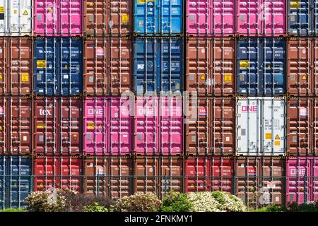 Tacoma, WA, USA - Mai 16. 2021; farbenfrohe, in engen Reihen und Säulen gestapelte Transportbehälter im Hafen von Tacoma, Bundesstaat Washington, USA Stockfoto