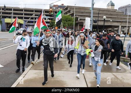 Dayton, Usa. Mai 2021. Demonstranten marschieren mit Fahnen durch die Innenstadt von Dayton für ein befreites Palästina.Demonstranten treffen sich auf dem Courthouse Square in Dayton, Ohio, um sich zu versammeln und gegen den israelischen Luftangriff auf Gaza und die Besetzung Palästinas zu marschieren. Nach Angaben des von der Hamas geführten Gesundheitsministeriums beträgt die Gesamtzahl der Todesopfer rund 200, darunter 59 Kinder und 35 Frauen, wobei mindestens 1,305 verletzt wurden. (Foto von Stephen Zenner/SOPA Images/Sipa USA) Quelle: SIPA USA/Alamy Live News Stockfoto