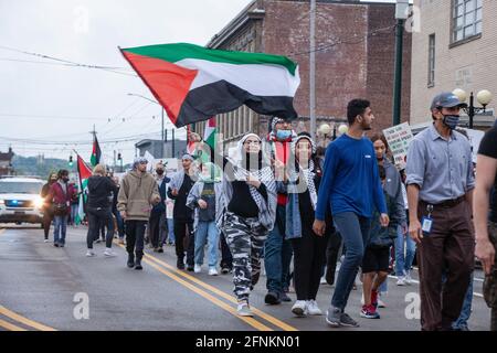 Dayton, Usa. Mai 2021. Demonstranten aus dem freien Palästina schwenken palästinensische Fahnen und marschieren durch Dayton. Demonstranten treffen sich auf dem Courthouse Square in Dayton, Ohio, um sich zu versammeln und gegen den israelischen Luftangriff auf Gaza und die Besetzung Palästinas zu marschieren. Nach Angaben des von der Hamas geführten Gesundheitsministeriums beträgt die Gesamtzahl der Todesopfer rund 200, darunter 59 Kinder und 35 Frauen, wobei mindestens 1,305 verletzt wurden. (Foto von Stephen Zenner/SOPA Images/Sipa USA) Quelle: SIPA USA/Alamy Live News Stockfoto