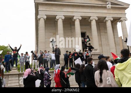 Dayton, Usa. Mai 2021. Demonstranten gegen die israelische Besetzung Palästinas stehen vor dem alten Gerichtsgebäude in Dayton. Demonstranten treffen sich auf dem Courthouse Square in Dayton, Ohio, um sich zu versammeln und gegen den israelischen Luftangriff auf Gaza und die Besetzung Palästinas zu marschieren. Nach Angaben des von der Hamas geführten Gesundheitsministeriums beträgt die Gesamtzahl der Todesopfer rund 200, darunter 59 Kinder und 35 Frauen, wobei mindestens 1,305 verletzt wurden. (Foto von Stephen Zenner/SOPA Images/Sipa USA) Quelle: SIPA USA/Alamy Live News Stockfoto