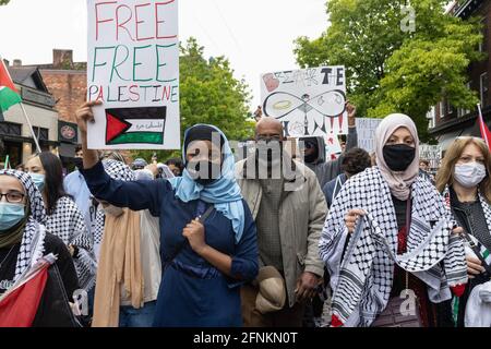 Dayton, Usa. Mai 2021. Demonstranten halten Schilder und protestieren gegen die israelische Besatzung Palästinas. Demonstranten treffen sich auf dem Courthouse Square in Dayton, Ohio, um sich zu versammeln und gegen den israelischen Luftangriff auf Gaza und die Besetzung Palästinas zu marschieren. Nach Angaben des von der Hamas geführten Gesundheitsministeriums beträgt die Gesamtzahl der Todesopfer rund 200, darunter 59 Kinder und 35 Frauen, wobei mindestens 1,305 verletzt wurden. (Foto von Stephen Zenner/SOPA Images/Sipa USA) Quelle: SIPA USA/Alamy Live News Stockfoto