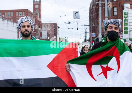 Dayton, Usa. Mai 2021. Free Palestine Demonstranten halten die palästinensische Flagge und die algerische Flagge. Demonstranten treffen sich auf dem Courthouse Square in Dayton, Ohio, um sich zu versammeln und gegen den israelischen Luftangriff auf Gaza und die Besetzung Palästinas zu marschieren. Nach Angaben des von der Hamas geführten Gesundheitsministeriums beträgt die Gesamtzahl der Todesopfer rund 200, darunter 59 Kinder und 35 Frauen, wobei mindestens 1,305 verletzt wurden. Kredit: SOPA Images Limited/Alamy Live Nachrichten Stockfoto