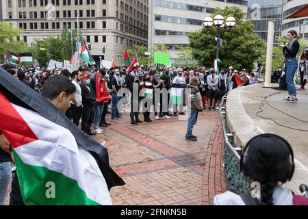 Dayton, Usa. Mai 2021. Der Sprecher schließt den marsch und die Kundgebung gegen die israelische Besatzung Palästinas ab. Demonstranten treffen sich auf dem Courthouse Square in Dayton, Ohio, um sich zu versammeln und gegen den israelischen Luftangriff auf Gaza und die Besetzung Palästinas zu marschieren. Nach Angaben des von der Hamas geführten Gesundheitsministeriums beträgt die Gesamtzahl der Todesopfer rund 200, darunter 59 Kinder und 35 Frauen, wobei mindestens 1,305 verletzt wurden. Kredit: SOPA Images Limited/Alamy Live Nachrichten Stockfoto