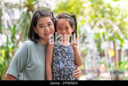 Porträt einer asiatischen Mutter und Tochter im glücklichen Moment im Urlaub. Stockfoto