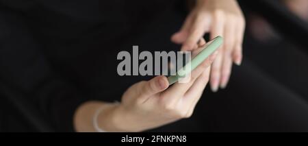 Nahaufnahme der Frau in schwarzen Händen halten Smartphone Stockfoto