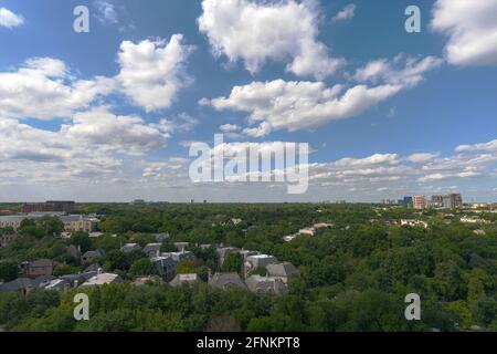 Blick von oben auf den Nordwesten, Vorstadt Dallas, Texas vom Balkon einer Eigentumswohnung im 17. Stock in Turtle Creek. Stockfoto