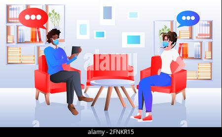 Mischen Sie Rennbusinessleute in Masken, die während eines Treffens in der Bibliothek diskutieren Oder buchen Sie das Coronavirus Quarantänekonzept Stock Vektor