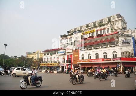 Vietnamesen Reiten Radfahren Fahren und ausländische Reisende Reise besuchen Altstadt und Einkaufen lokaler Produkte in Dong Kinh Nghia Thuc Square in Hoan Stockfoto