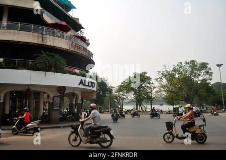 Vietnamesen Reiten Radfahren Fahren und ausländische Reisende Reise besuchen Altstadt und Einkaufen lokaler Produkte in Dong Kinh Nghia Thuc Square in Hoan Stockfoto