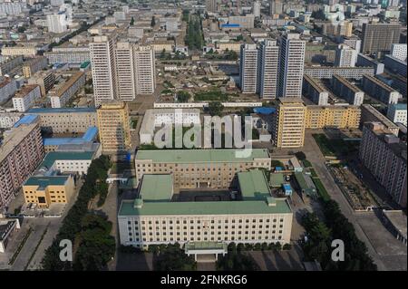 08.08.2012, Pjöngjang, Nordkorea, Asien - Stadtbild mit Büro- und Wohngebäuden im Stadtzentrum rund um den Stadtteil Tongsin-Dong. Stockfoto