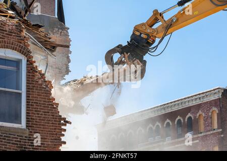 Das 1873 erbaute ehemalige Polizeidezernat in Burlington, Iowa, wird von Entwicklern eines neuen Projekts abgerissen. Stockfoto