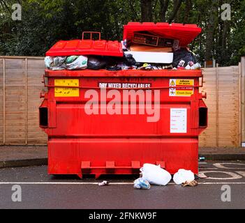 Großer überlaufender roter Papierkorb Stockfoto