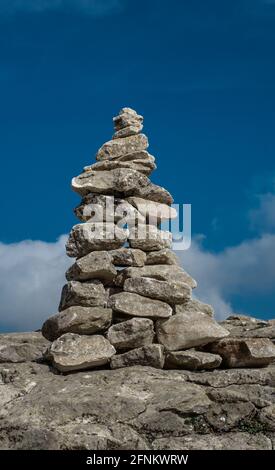 Nahaufnahme von Cairn, steinerne Pyramide, touristisches Erinnerungszeichen auf Bergweg, erbaut auf Stein von Bismantova, Emilia und Romagna Region, Italien. Stockfoto