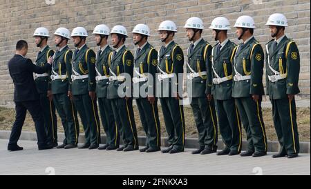 Chinesische Sicherheitskräfte stehen in engen Linie bei einer Bestellung von ihrem Kommandanten. Stockfoto