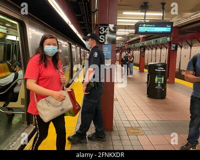 New York, USA. 17. Mai 2021, New York City, New York, USA: Da die New Yorker U-Bahn heute Abend zu einem 24-Stunden-Dienst zurückkehren soll, der während der Pandemie eingestellt wurde, wurden neue Kontingente der NYPD-Polizei im Untergrund eingesetzt, weil die Zahl der Fahrerangriffe und der Arbeiter, die erstochen, geschlagen, gestohlen oder unter den Zug geworfen werden, alarmierend zunimmt. Kredit: ZUMA Press, Inc./Alamy Live Nachrichten Stockfoto