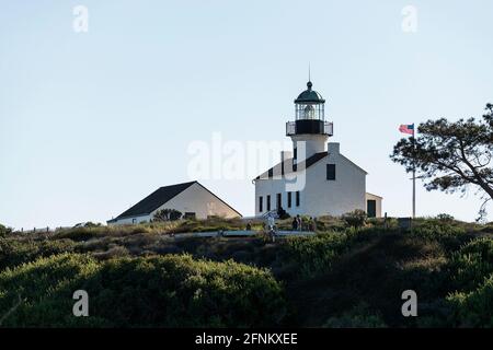 Historischer Old Point Loma Leuchtturm und Nebengebäude am Cabrillo National Monument in San Diego, Kalifornien aus einem niedrigen Winkel mit einem blassblauen Himmel Stockfoto