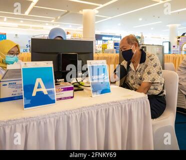 Tangerang, Indonesien - 2021. April: Covid-Impfprogramm für Senioren (Lansia) in einer Mall in Tangerang, Indonesien. Stockfoto