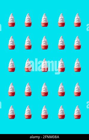 Pop Art Nahtloses Milk Soft Serve Ice Cream Pink Cones Muster auf arktischem blauen Hintergrund Stockfoto