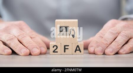 Holzblöcke mit Symbol des 2fa-Konzepts Stockfoto