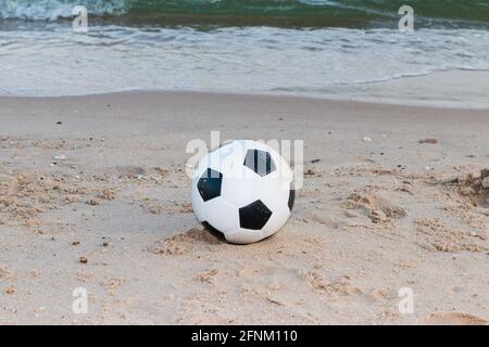 Fußball auf dem Sandhintergrund Stockfoto