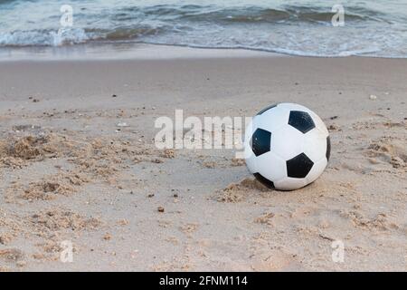 Fußball auf dem Sandhintergrund Stockfoto