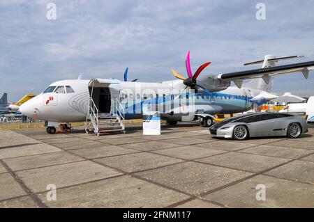 ATR-72-600 F-WWEY auf der Farnborough 2010. Mit dem Konzeptfahrzeug Giugiaro Quaranta. Beliebtes regionales Turboprop-Flugzeug Stockfoto