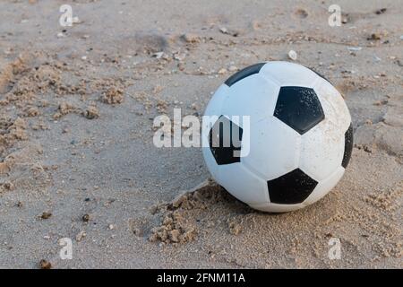 Fußball auf dem Sandhintergrund Stockfoto