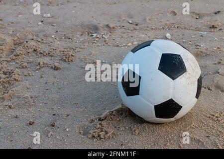 Fußball auf dem Sandhintergrund Stockfoto