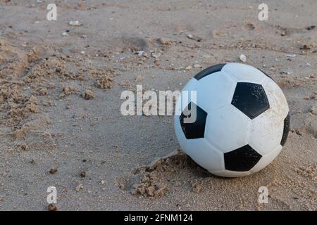 Fußball auf dem Sandhintergrund Stockfoto