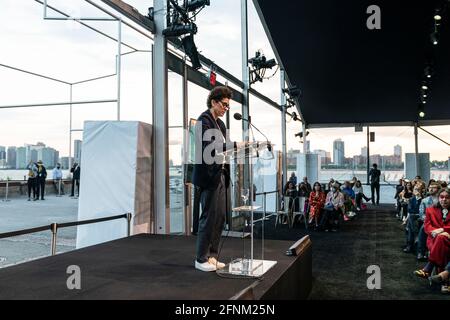 New York, NY - 17. Mai 2021: Julie Mehretu spricht während der Zeremonie zur Einweihung der monumentalen Skulptur des Tages durch David Hammons Gansevoort Peninsula Stockfoto