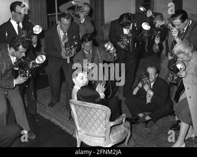 Garland, Judy, 10.6.1922 - 22.6.1969, amerikanische Schauspielerin, halbe Länge, Auf einer Pressekonferenz in London, ZUSÄTZLICHE-RIGHTS-CLEARANCE-INFO-NOT-AVAILABLE Stockfoto