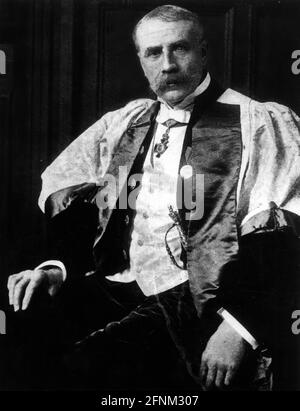 Elgar, Edward Sir, 2.6.1857 - 23.2.1934, britischer Komponist, halbe Länge, IN ROBE, ZUSÄTZLICHE-RIGHTS-CLEARANCE-INFO-NOT-AVAILABLE Stockfoto