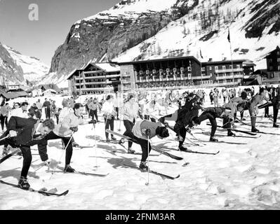 Sport, Wintersport, Skifahren, Skischule des Val d'Isere, Skifahrer beim Aufwärmen, um 1950, ZUSÄTZLICHE-RIGHTS-CLEARANCE-INFO-NOT-AVAILABLE Stockfoto