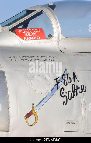 North American F-86A Sabre in Duxford, Großbritannien. United States Air Force 1950er Kampfflugzeug mit Gefahr Auswurf Sitz bewaffnet Warnschild. Cutlass-Kunst Stockfoto