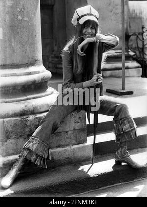 Mode, 60er Jahre, Damenmode, Mädchen mit Fransen, 1969, ZUSÄTZLICHE-RIGHTS-CLEARANCE-INFO-NOT-AVAILABLE Stockfoto