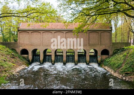 Das alte Wehr mit dem Namen 'schuivenhuisje', das 1887 auf dem Kanal Almelo-Nordhorn in der Provinz Overijssel, Niederlande, erbaut wurde Stockfoto